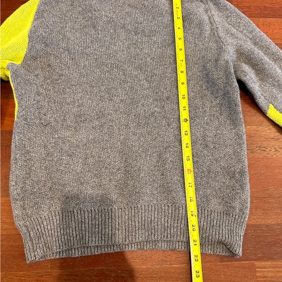 Very warm (wool-like) deco sweater with neon yellow accent - Picture 6 of 7